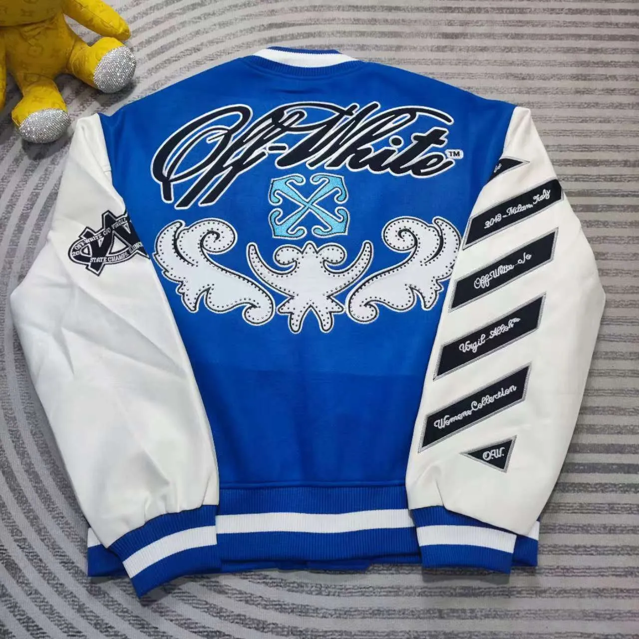 Top tested version off white heavy industry embroidery patchwork leather high temperature hot crystal diamond baseball uniform male and female couple star same style (⚠ original button mold customization, patch embroidery color matching) original packaging original label 🔍 full set of accessories customized packaging elevators are purchased from the original factory all series of hardware mold customization one-to-one restoration of fabric color components The fabric is made of 65% wool, 15% natural silk, 10% spandex and 10% velvet, mixed and custom-woven. The total weight is more than 900 grams! And the most important thing is its color fastness, it will never fade! -The embroidery uses an imported towel embroidery machine. Each pattern is first embroidered on the fabric, and then engraved with an infrared laser, and then fixed with a sewing machine. The whole garment is labeled in many places, one is flat embroidered, and the large pattern on the back is directly embroidered on it. This dress has 4 different embroidery techniques⚠ -The sleeves are all made of two-layer pebbled fabric, which is processed, shaped, colored, washed, and the texture retains the original grain structure! Thick, plump and round! -The processing technology is extremely complex, the pieces are neatly spliced ​​and aligned, and the entire garment has precise wiring density. Gender-neutral style. Loose version. Self-conscious quality control. Details determine success or failure. Size: S M L XL P: 680